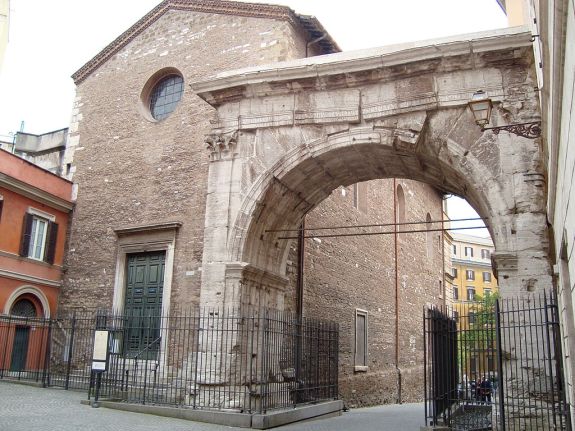 The church of S. Vito and the arch of Gallienus / porta Esquilina (Wikimedia Commons)